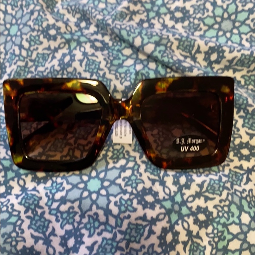 **BRAND NEW** Tortoise Print Sunglasses!!